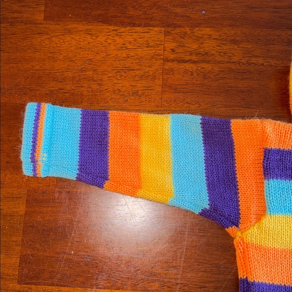 Four Suyos Girls Peruvian 100% wool hooded Sweater with Puffy embellishments. - Picture 13 of 14